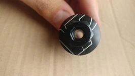 Кришка рульова 1.1/8" + ромашка + болт з отвором для кабелю від VP components