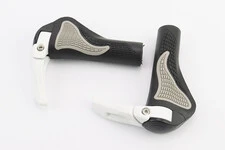 Ручки руля 140мм с зажимом Lock-On, эргономичные с рожками, чёрно-серо-белые RB-BT1008