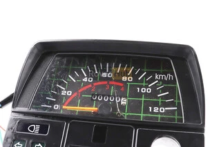 УЦЕНКА Спидометр в сборе "квадрат" 120 км/ч ( трещина на стекле, см. фото)