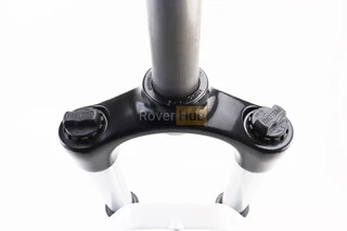 Вилка 27,5" амортизаційна, без різьби 1-1/8" (28,6мм), шток 255мм, з ходом 80мм, Disk-brake, Preload, алюмінієва, біла XCE 28